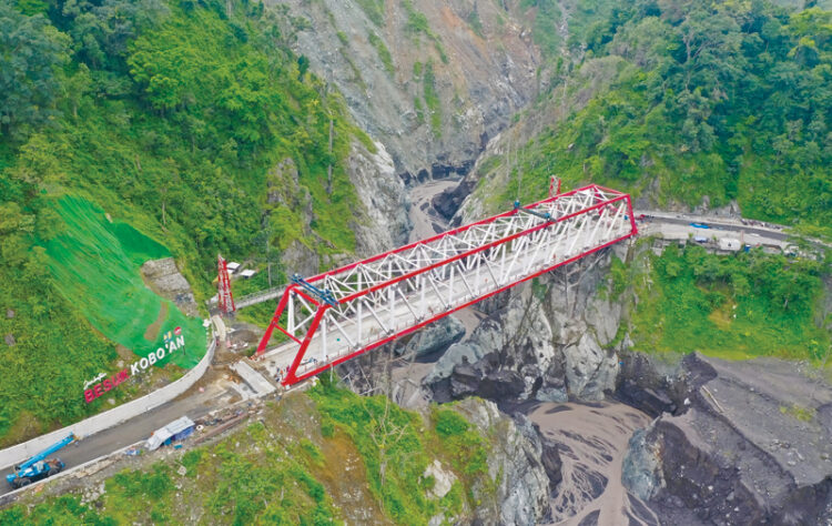 PENGHUBUNG DUA KOTA: Tampilan terkini Jembatan Gladak Perak (28/2). Jembatan itu rusak akibat terpaan awan panas guguran Semeru pada 2021. (BBPJN Jawa-Bali untuk Jawa Pos)