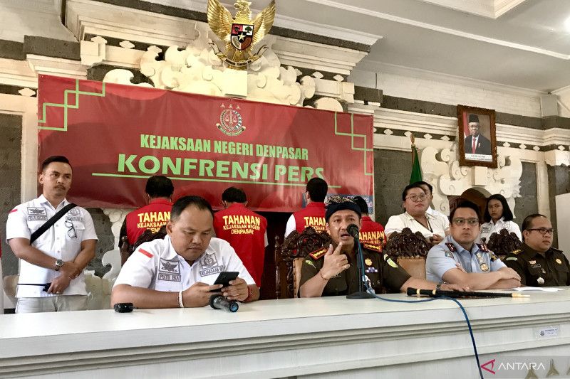 Kepala Kejaksaan Negeri Denpasar Rudy Hartono (dua kiri), Kepala Kantor Imigrasi Kelas I TPI Denpasar Tedy Riyandi (dua kanan), Kepala Seksi Tindak Pidana Khusus Kejaksaan Negeri Denpasar (kanan), dan Kepala Seksi Intelijen Kejaksaan Negeri Denpasar I Put