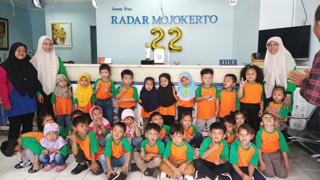 MENYENANGKAN: Siswa TK/RA Brawijaya Trowulan saat mengunjungi kantor JPRM di Jalan RA Basuni, Jampirogo, Kabupaten Mojokerto, kemarin. (Ahmad Basuni/JPRM)
