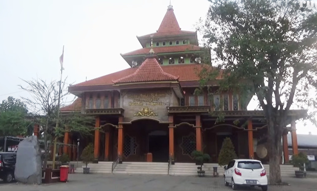 MAJAPAHITAN: Masjid Darul Muttaqin di Desa Jatipasar, Kecamatan Trowulan, Kabupaten Mojokerto ini bergaya Majapahitan banyak dikunjungi warga saat Ramadan. (Moch Chariris/JPRM)