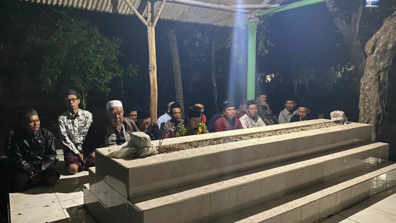 ZIARAH: Ruwat Desa Medali dan Puncak Satu Abad NU diawali dengan kegiatan ziarah ke enam makam sesepuh desa, kemarin. (Moch Chariris/JPRM)