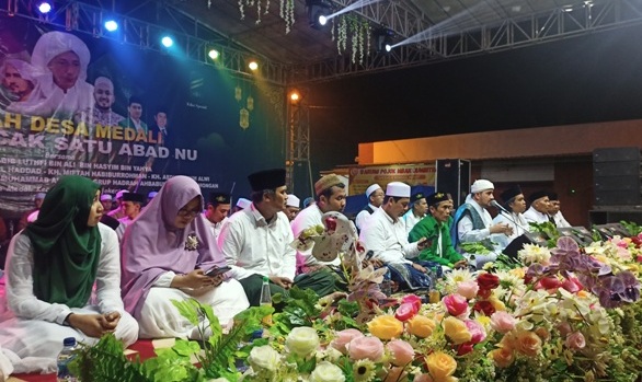 MENGGEMA: Habib Anies Syahab bersama para ulama dan perangkat Desa Medali, Kecamatan Puri, Kabupaten Mojokerto menyenandungkan salawat dalam acara Medali Bersalawat, tadi malam. (Yulianto Adi Nugroho/JPRM)