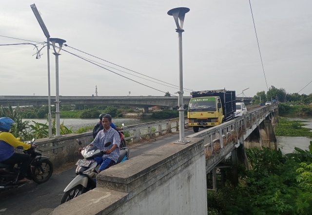 JALUR KHUSUS: Jembatan Pagerluyung, Kecamatan Gedeg, Kabupaten Mojokerto yang dulu menjadi jalur lori pengangkut tebu untuk melintasi Sungai Brantas. (Rizal Amrulloh/JPRM)