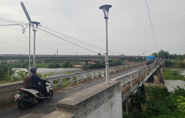 KUKUH: Jembatan Pagerluyung hingga saat ini masih menjadi jalur alternatif bagi warga di perbatasan Kabupaten Mojokerto-Kabupaten Jombang. (Rizal Amrulloh/JPRM)
