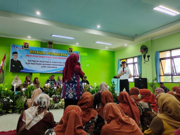 BERBAGI CERITA: Sejumlah guru penggerak mengikuti kegiatan diskusi bareng Dirjen PAUD, Dikdas, Dikmen Kemendikbudristek Iwan Syahril dan Dispendik Kabupaten Mojokerto di SMPN 1 Sooko, kemarin (24/3). (Indah Oceananda/JPRM)