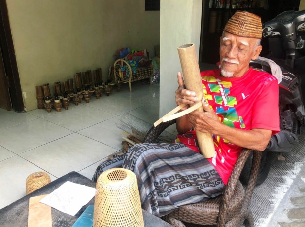 ORISINAL: Hadi Waluyo menggarap pesanan lampu hias berbahan bambu yang akan dikirim ke Yogyakarta di kediamannya, kemarin (29/3). (Indah Oceananda/JPRM)