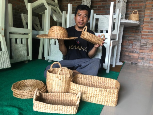 BANJIR ORDERAN: Suliadi menunjukkan beberapa produk kerajinan dari eceng gondok buatannya yang berhasil menembus pasaran hingga luar pulau Jawa. (Indah Oceananda/JPRM)
