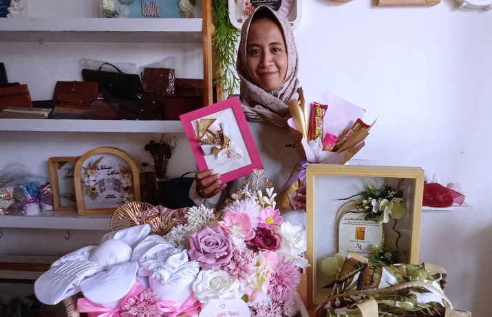 KREATIF: Dwi Indah Cahyani menunjukkan sejumlah produk suvenir buatannya yang banyak dipesan pelanggan dari berbagai daerah. (Indah Oceananda/JPRM)