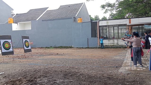 RAMAI: Sejumlah pelajar dari berbagai kecamatan se-Mojokerto mengikuti lomba memanah dengan pakaian tradisional di Taman Kreasi MA Permata Mojokerto, kemarin. (Indah Oceananda/JPRM)