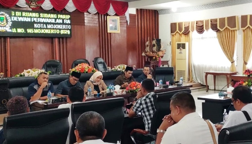 HEARING: Komisi I DPRD Kota Mojokerto menerima keluhan penggunaan dakel di tengah RDP dengan para LPM dan Lurah se-Kota Mojokerto, di kantornya, beberapa waktu lalu. (Khudori Aliandu/JPRM)