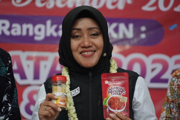 PRODUK UNGGULAN: Bupati Ikfina Fahmawati didampingi Kepala Disperindag Iwan Abdillah, terus kampanyekan produk unggulan para UMKM dan IKM Kabupaten Mojokerto. (Khudori Aliandu/JPRM)