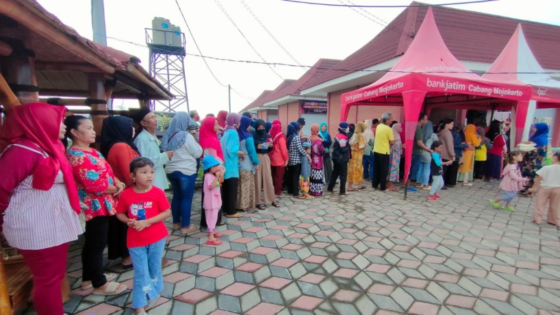 OPERASI PASAR: Warga antre membeli bahan kebutuhan pokok pada operasi pasar di Pasar Ketidur, Kelurahan Surodinawan, Kota Mojokerto, Senin (27/3). (Khudori Aliandu/JPRM)