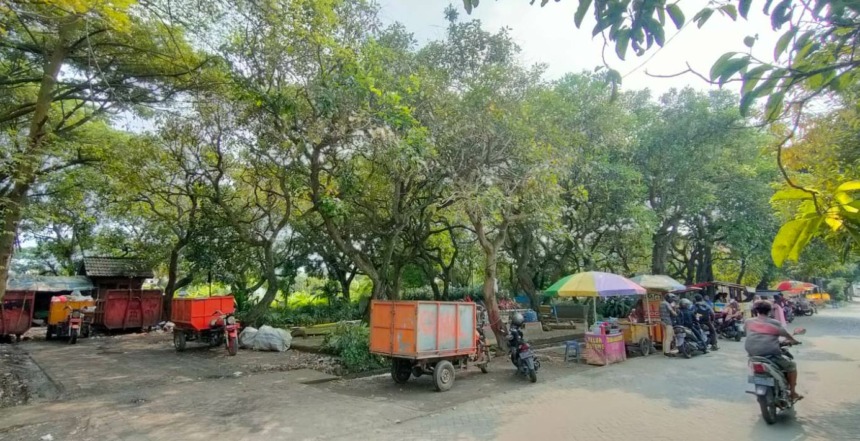 GANGGU KENYAMANAN: TPS di Kelurahan Surodinawan, Kecamatan Prajurit Kulon, mengeluarkan bau menyengat dan mengganggu kenyamanan warga, kemarin (10/3). (Khudori Aliandu/JPRM)
