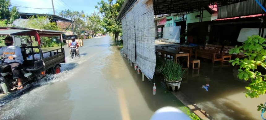 BANJIR TERPARAH: Banjir yang menerjang Perumdam, Kelurahan Blooto, Kecamatan Prajurit Kulon rendam ratusan rumah, Rabu (22/3). (Khudori Aliandu/JPRM)