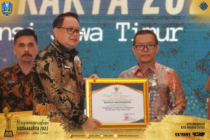 PENGHARGAAN: Kepala Disnaker Kabupaten Mojokerto Bambang Purwanto mewakili Bupati Ikfina Fahmawati menerima penghargaan Anugerah Siddhakarya 2022.