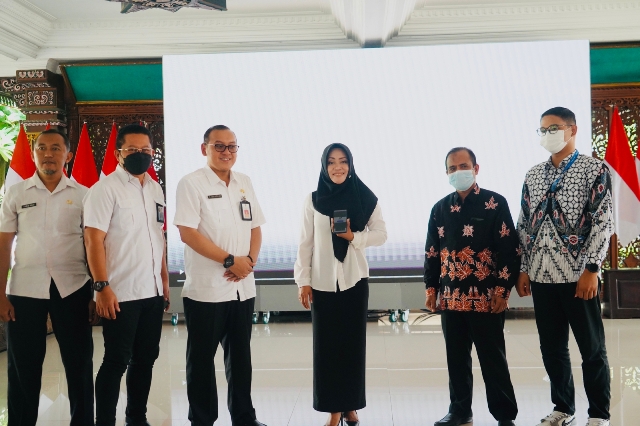 PRODUK UNGGULAN: Bupati Ikfina Fahmawati didampingi Kepala Disperindag Iwan Abdillah, terus kampanyekan produk unggulan para UMKM dan IKM Kabupaten Mojokerto. (Khudori Aliandu/JPRM)