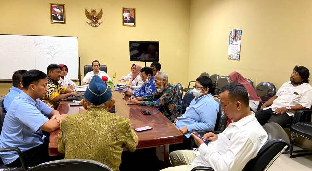 KOORDINASI: DPMPTSP dan Naker Kota Mojokerto melakukan rakor bersama Apindo dan SPSI, di kantornya, MPP Gajah Mada, terkait pemberian THR keagamaan, kemarin (29/3). (Khudori Aliandu/JPRM)