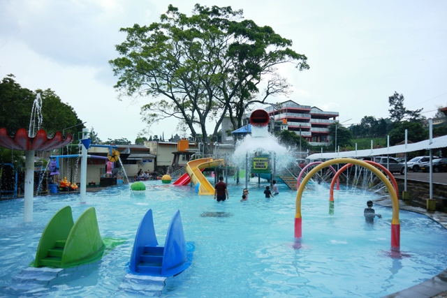 SEMAKIN INDAH: Wisata Ubalan Water Park di Kecamatan Pacet sangat cocok menjadi destinasi alternatif keluarga selama liburan Lebaran nanti. Lokasi ini kian indah karena sudah dilengkapi dengan berbagai wahana permainan anak.  (Khudori Aliandu/JPRM)