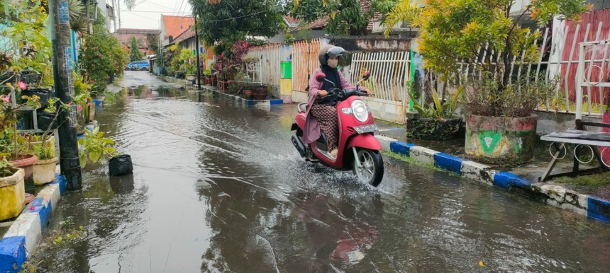 LANGGANAN: Jalan Piere Tendean Lingkungan Sentanan Selatan, Kelurahan Sentanan, Kecamatan Kranggan, Kota Mojokerto, jadi langganan banjir tiap hujan deras, pekan lalu. (Khudori Aliandu/JPRM)