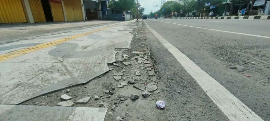 PECAH: Baru seumur jagung, kondisi trotoar Jalan Empunala, Kecamatan Magersari, sudah pada pecah dan mengelupas, kemarin, (23/3). (Khudori Aliandu/JPRM)