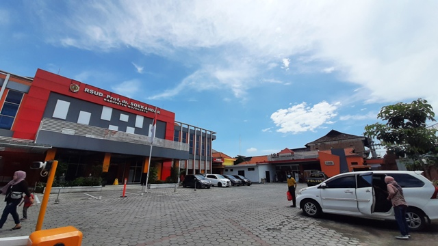 FASILITAS KESEHATAN: Pelayanan IGD dan poli di RSUD Prof dr Soekandar, Kecamatan Mojosari, Kabupaten Mojokerto mulai dilakukan pengalihan menyusul akan dikerjakannya proyek fisik tahun ini. (Rizal Amrulloh/JPRM)