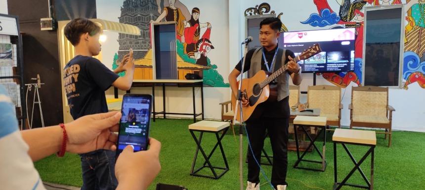 MENUNGGU BERBUKA: Seorang penyaji menampilkan musik akustik di Darmo Corner JPRM Sunrise Mall Kota Mojokerto, kemarin (25/3). (Arief Hikmawan/JPRM)