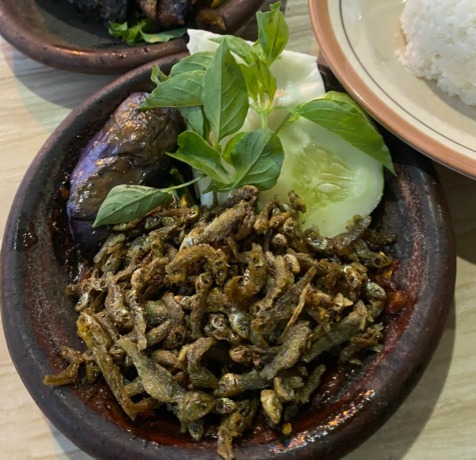 GURIH: Sambal wader yang dijajakan di area Trowulan, Kabupaten Mojokerto. (Fendy Hermansyah/JPRM)