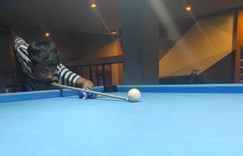 BIDIK: Pebiliar putra Kota Mojokerto membidik bola dalam sesi latihan di ruko eks Mojo Indah Plaza, Jalan Mapahit, Kota Mojokerto. (Martda Vadetya/JPRM)