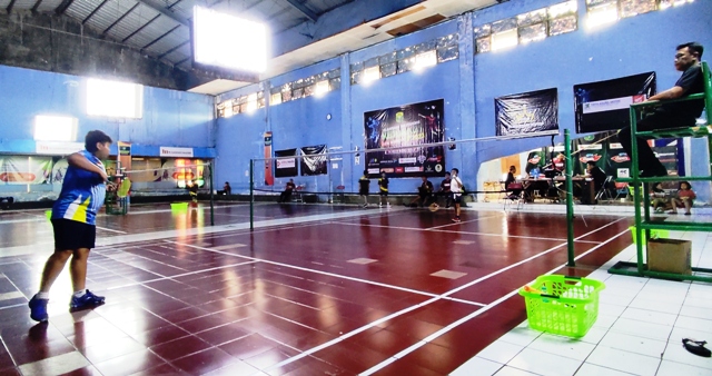 SPORTIVITAS: Peserta Kejurkot Bulutangkis Mojokerto 2023 tengah adu kekuatan di nomor tunggal putra usia dini di GOR Bentar Kota Mojokerto, kemarin. (Martda Vadetya/JPRM)