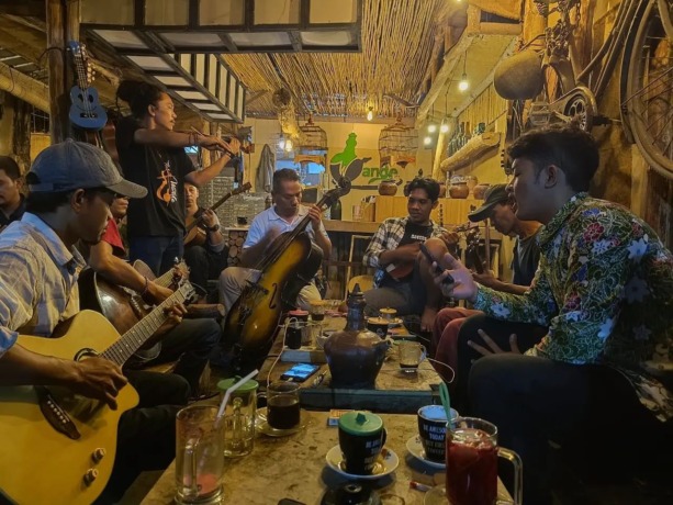 NUANSA HARMONI: Anggota kelompok keroncong Sobat Wande tengah bermain musik bersama di Warung Wande, Kelurahan/Kecamatan Prajuritkulon, Kota Mojokerto. (Martda Vadetya/JPRM)
