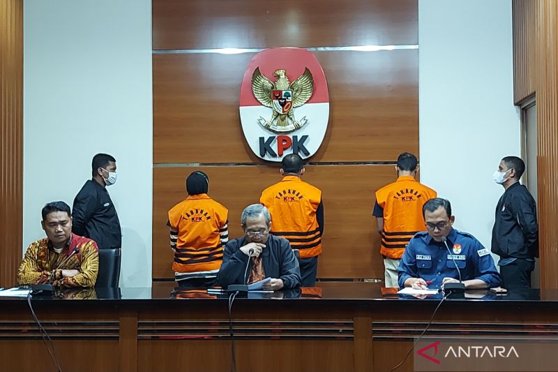 Komisi Pemberantasan Korupsi (KPK) hadirkan Bupati Kepulauan Meranti Muhammad Adil (tengah belakang) dan dua tersangka lainnya dalam konferensi pers di Gedung Merah Putih KPK, Jakarta Selatan, Sabtu (7/4/2023). ANTARA/Fianda Sjofjan Rassat
