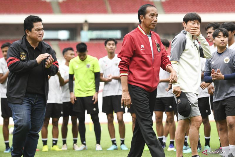 Presiden Joko Widodo (tengah) didampingi Ketua Umum PSSI Erick Thohir (kiri) dan pelatih Timnas U-20 menemui pemain Timnas U-20 di Stadion Utama Gelora Bung Karno, Jakarta, Sabtu (1/4/2023). ANTARA FOTO/Hafidz Mubarak A/hp.