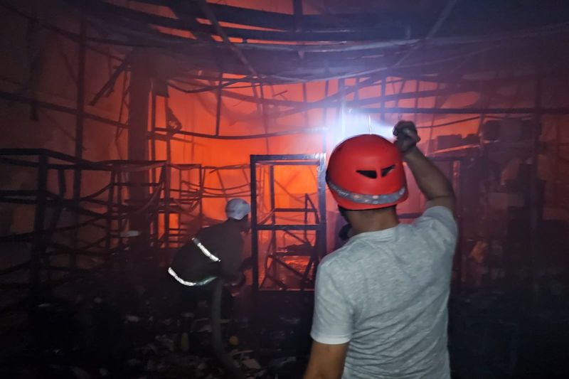 Petugas saat memadamkan api di lokasi wisata
