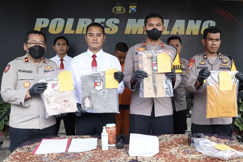 Wakapolres Malang Kompol Wisnu Setiawan Kuncoro (kedua kanan) saat menunjukkan barang bukti terkait kasus pembunuhan dalam jumpa pers di Kabupaten Malang, Jawa Timur, Senin (17/4/2023). (ANTARA/HO-Humas Polres Malang)