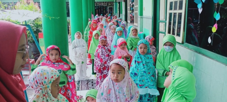 RELIGIUS: TK Islam Miftahul Hikmah membiasakan anak didik untuk mendirikan salat Duha berjamaah di sekolah.