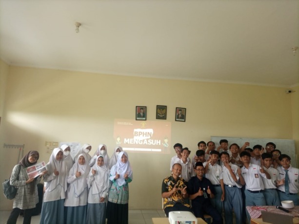 BELAJAR SERU: LPPA Bina Annisa Mojokerto menggelar kegiatan BPHN Mengasuh bersama siswa MA Permata Mojokerto. (Indah Oceananda/JPRM)