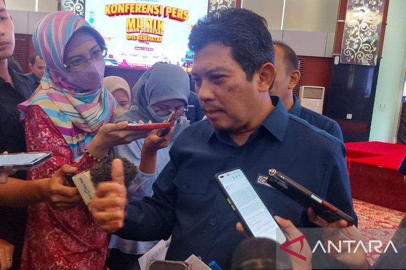 Direktur Utama BPJS Kesehatan Ghufron Mukti saat menyampaikan keterangan kepada wartawan usai Konferensi Pers Pelayanan JKN Saat Libur Lebaran 2023 di Gedung Pusat BPJS Kesehatan Jakarta, Kamis (6/4/2023). (ANTARA/Andi Firdaus).