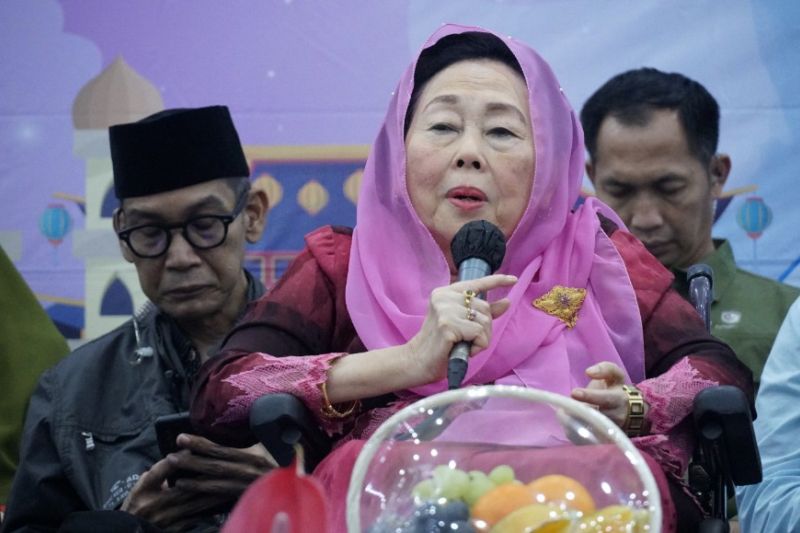 Ibu Negara RI keempat Dr. (HC) Hj. Sinta Nuriyah Wahid saat acara dialog kebangsaan di Institut Teknologi Sepuluh Nopember (ITS) Surabaya. (ANTARA/HO- Humas ITS)