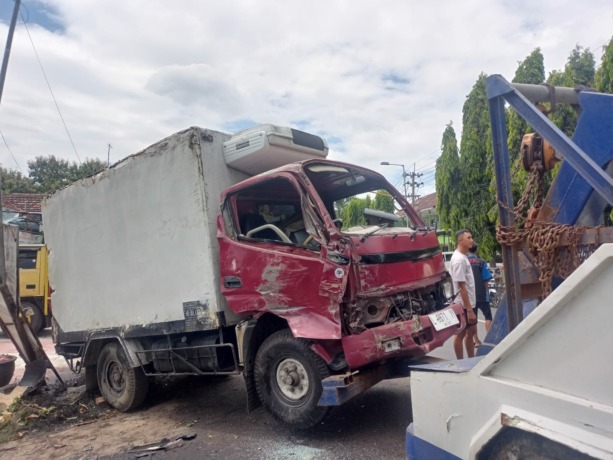 EVAKUASI: Truk engkel box yang terlibat kecelakaan diderek. (Yulianto Adi Nugroho/JPRM)