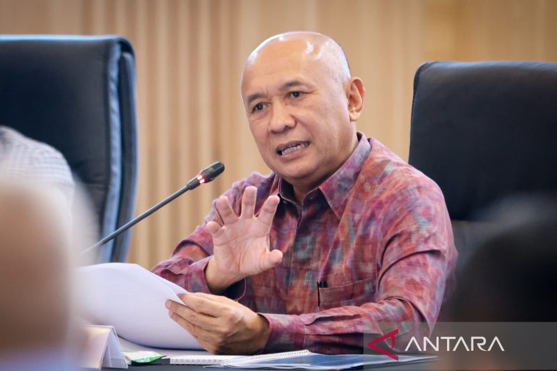 Menteri Koperasi dan UKM Teten Masduki pada acara Rapat Koordinasi Percepatan Sertifikasi Halal, Nomor Induk Berusaha (NIB), dan SNI Bina UMK, bagi Usaha Mikro, di Kantor Kementerian Koperasi dan UKM, Jakarta, Selasa (11/4/2023). ANTARA/ (Humas KemenKop U