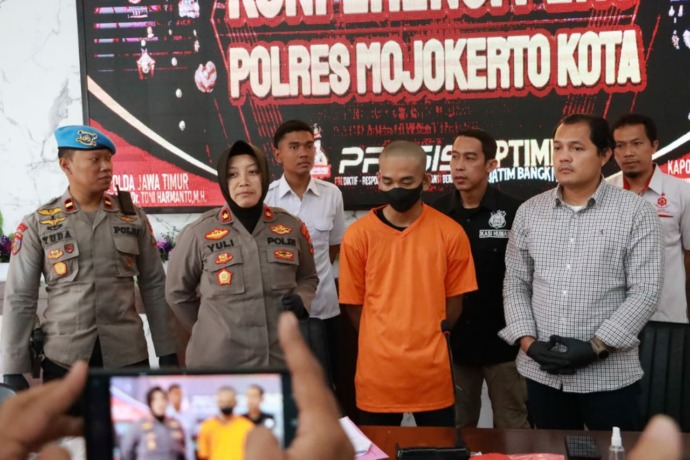 UNGKAP KASUS: Wakapolres Mojokerto Kota Kompol Yuli Candra Dewi menunjukkan barang bukti TTPO seks threesome dalam konferensi pers, Rabu (12/4). (Yulianto Adi Nugroho/JPRM)