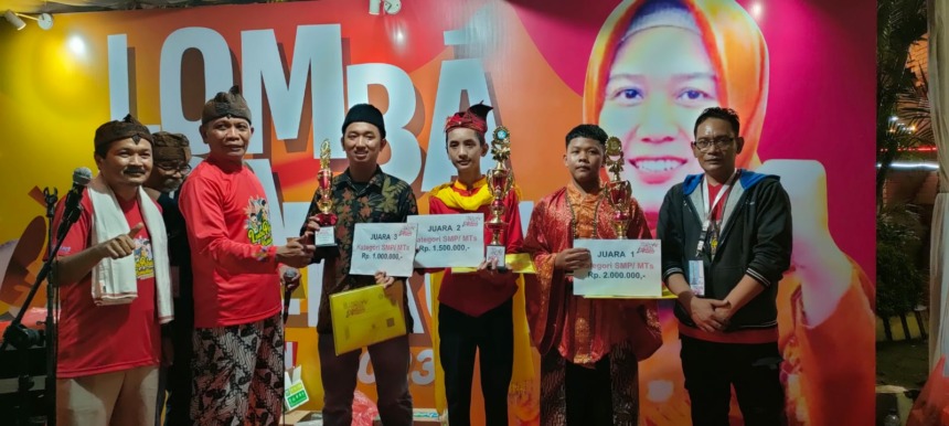 PRESTASI: Perwakilan Jawa Pos Radar Mojokerto (paling kanan) bersama Dewan Juri dan Disdikbud Kota Mojokerto menyerahkan hadiah kepada para pemenang Lomba Patrol Ramadan, di rumah Rakyat, Rabu malam (12/4). (Khudori Aliandu/JPRM)
