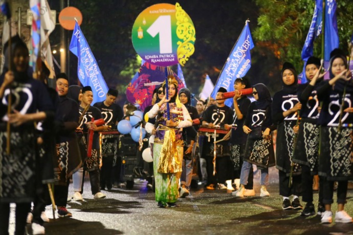 PATROL RAMADAN: Peserta nomor 1 dari tim Jawa Pos Radar Mojokerto menjadi peserta kehormatan Lomba Patrol Ramadan 2023. Mengawali lomba di depan Sky Walk Alun-Alun Kota Mojokerto, Rabu (13/4) malam. (Zidane Fathoni for JPRM)