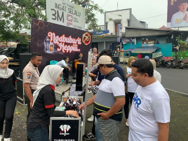 KOMUNITAS: Sejumlah pengunjung tampaj hadir di kegiatan Ngabuburit Heppiii di titik keramaian Kota Mojokerto.