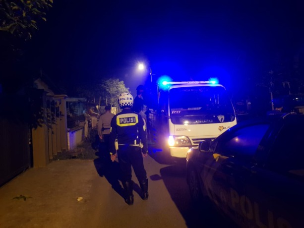 BIKIN BISING: Polisi menghadang truk rombongan patrol sound sistem yang melintas di Desa Pakem, Kecamatan Trowulan, Kabupaten Mojokerto, dini hari tadi. (Yulianto Adi Nugroho/Jawa Pos Radar Mojokerto)