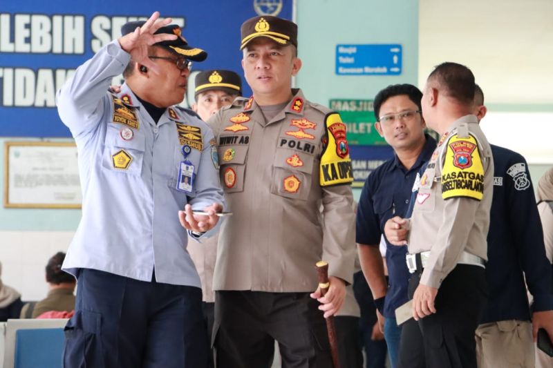 Kepala Kepolisian Resor Mojokerto Kota AKBP Wiwit Adisatria di sela melakukan pemeriksaan kendaraan yang digunakan untuk mudik Lebaran di Terminal Kertajaya Mojokerto, Selasa (18/4/2023). ANTARA/HO Polres Mojokerto Kota