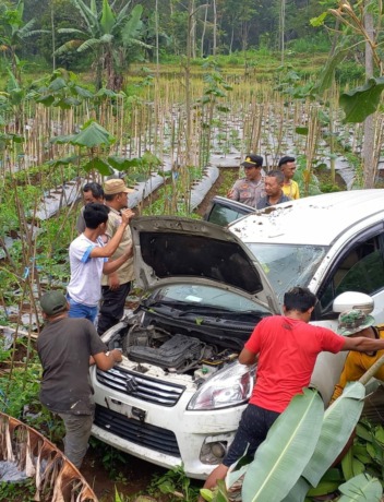 NAHAS: Kondisi mobil yang kecelakaan di Jalan Raya Desa Claket, Kecamatan Pacet, Kabupaten Mojokerto. (Yulianto Adi Nugroho/JPRM)