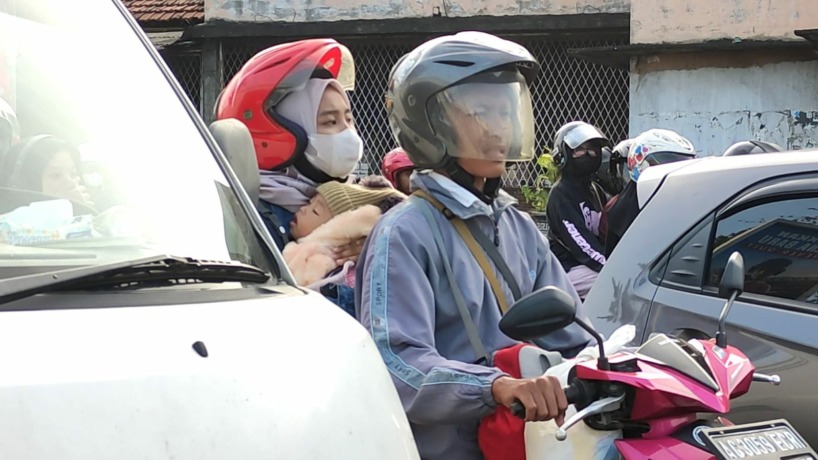 BALIK LEBIH AWAL: Pemudik  bermotor ajak balita balik menuju tempat tinggal usai berlebaran di kampung halaman. (Moch Chariris/JPRM)