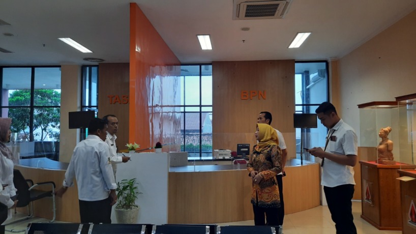 LOWONG: Wali Kota Ika Puspitasari saat melakukan inspeksi di salah satu loket pelayanan yang kosong di MPP Gajah Mada, Rabu (26/4). (Rizal Amrulloh/JPRM)