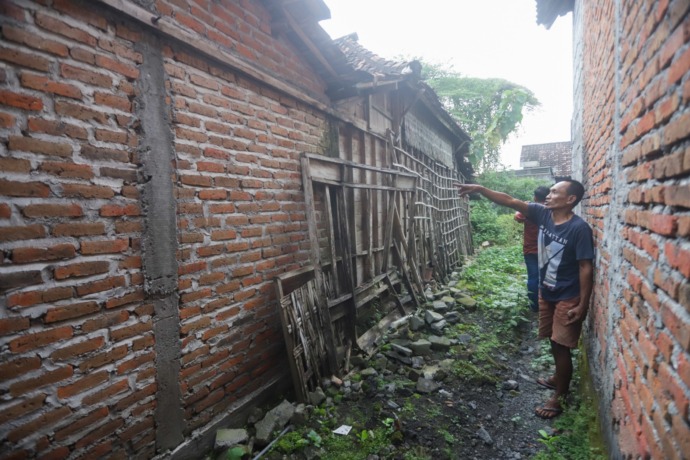 BERPERKARA: Pujianto menunjukkan lahan bekas bangunan emperan rumah yang dirusak, Jumat (29/4). (Yulianto Adi Nugroho/JPRM)